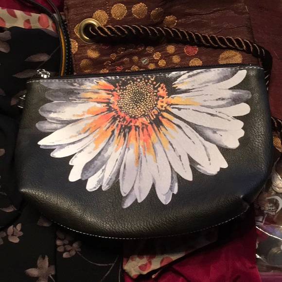 Beautiful Quality Tote Bag w/matching Wristlet - Picture 3 of 6